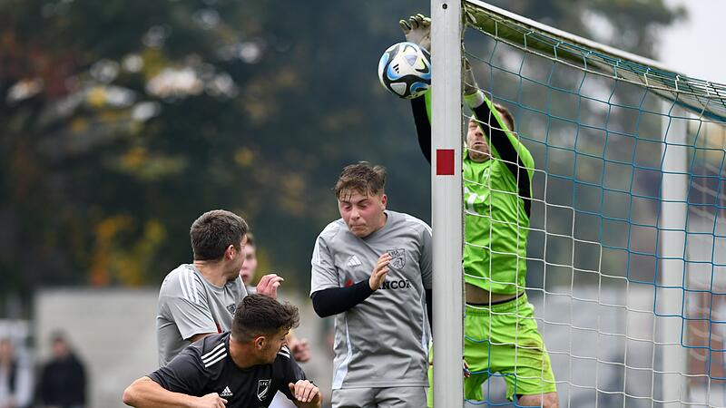 Der Augsfelder Torwart Fabian Zehe klärt nach einem Kleinsteinacher Flankenball mit einer Faustabwehr.