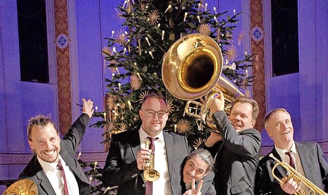 Das Ensemble „Classic Brass“ besteht aus fünf Musikern. Das Ensemble „Classic Brass“ besteht aus fünf Musikern.