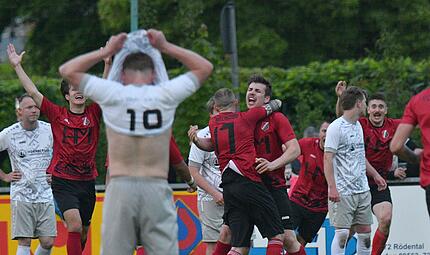 Jubel bei den rot gekleideten Baiersdorfern nach der 2:1-Führung und Niedergeschlagenheit bei den Rothmainern. Jubel bei den rot gekleideten Baiersdorfern nach der 2:1-Führung und Niedergeschlagenheit bei den Rothmainern.