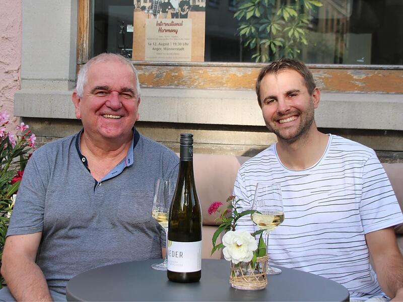 Thomas Malz (links) und Johannes Wolf vom angerWein freuen sich auf die diesj&auml;hrigen Rock-Konzerte auf dem M&uuml;nnerst&auml;dter Anger.