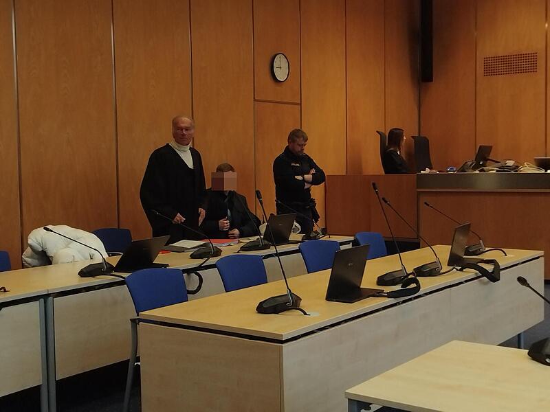 Der Angeklagte mit seinem Verteidiger im Landgericht Coburg.