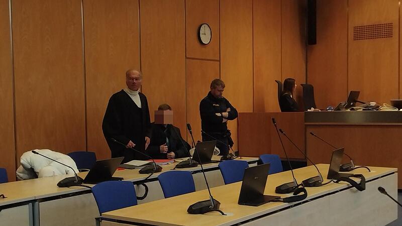 Der Angeklagte mit seinem Verteidiger im Landgericht Coburg.