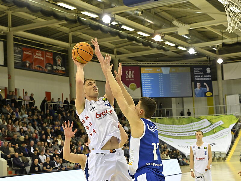 Marc Deinlein (mit Ball) erzielte sechs Punkte und holte zw&ouml;lf Rebounds. Die bis dato beste Leistung des 20-J&auml;hrigen im Trikot des BBC Coburg.