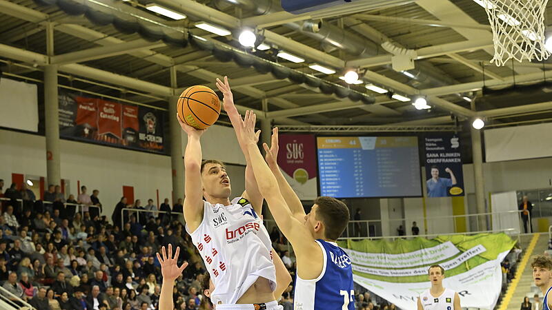 Marc Deinlein (mit Ball) erzielte sechs Punkte und holte zwölf Rebounds. Die bis dato beste Leistung des 20-Jährigen im Trikot des BBC Coburg. Marc Deinlein (mit Ball) erzielte sechs Punkte und holte zwölf Rebounds. Die bis dato beste Leistung des 20-Jährigen im Trikot des BBC Coburg.