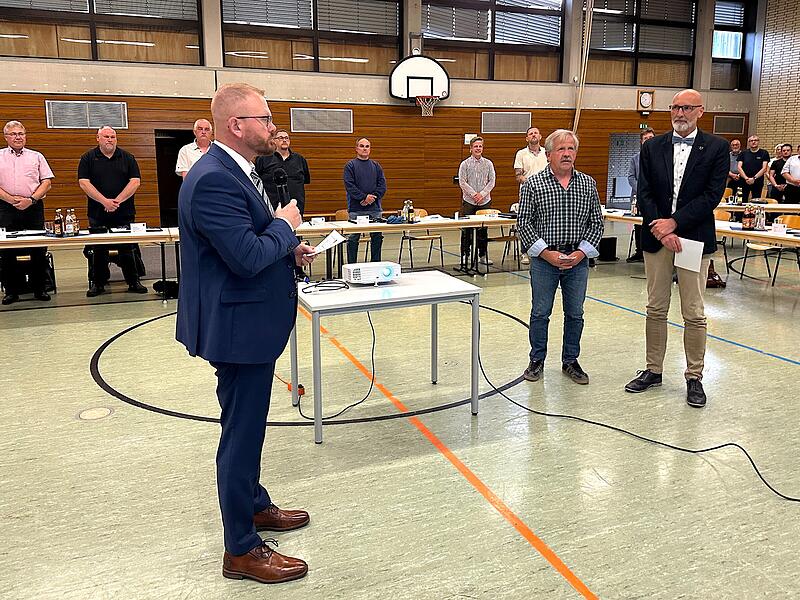 Zwei neue Stellvertreter bekommt B&uuml;rgermeister Hans Steinfelder (vorne links) in der neuen Legislatur-Periode. Er vereidigte Ulrich Kr&auml;u&szlig;lich als zweiten und Christian Koch (rechts) als Dritten B&uuml;rgermeister.