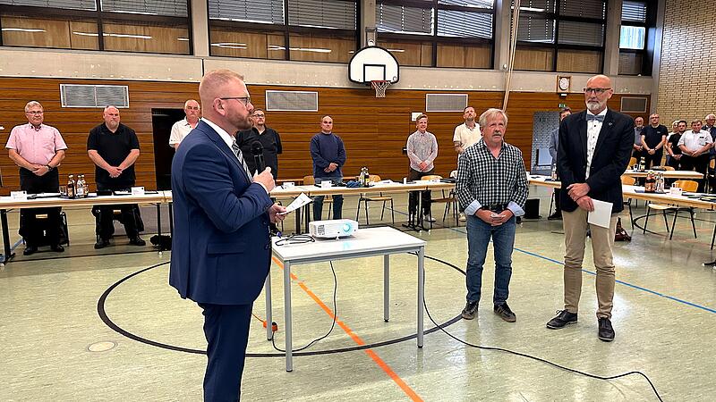 Zwei neue Stellvertreter bekommt B&uuml;rgermeister Hans Steinfelder (vorne links) in der neuen Legislatur-Periode. Er vereidigte Ulrich Kr&auml;u&szlig;lich als zweiten und Christian Koch (rechts) als Dritten B&uuml;rgermeister.