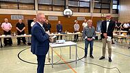 Zwei neue Stellvertreter bekommt B&uuml;rgermeister Hans Steinfelder (vorne links) in der neuen Legislatur-Periode. Er vereidigte Ulrich Kr&auml;u&szlig;lich als zweiten und Christian Koch (rechts) als Dritten B&uuml;rgermeister.