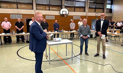 Zwei neue Stellvertreter bekommt B&uuml;rgermeister Hans Steinfelder (vorne links) in der neuen Legislatur-Periode. Er vereidigte Ulrich Kr&auml;u&szlig;lich als zweiten und Christian Koch (rechts) als Dritten B&uuml;rgermeister.