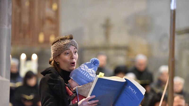 Sohn Raphael (fünf  Monate alt) ließ sich durch den Vortrag seiner Mutter, der  Sopranistin Lisa Rothländer, beim Konzert  in Königsberg nicht aus der Ruhe bringen.
