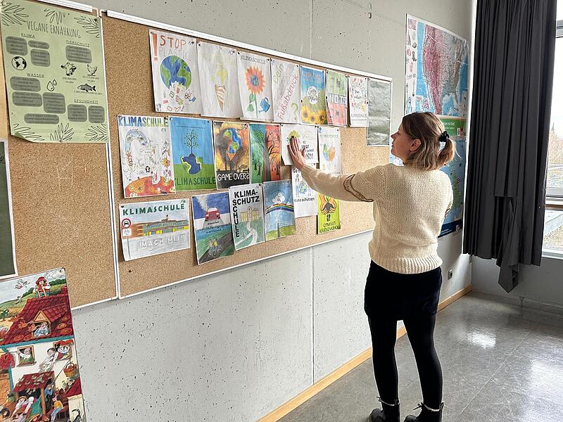 Carina Iberer pr&auml;sentiert die Plakate zur Klimaschule. Die Sch&uuml;ler hatten sich viele Gedanken zu dem Thema gemacht und ganz unterschiedlich umgesetzt.
