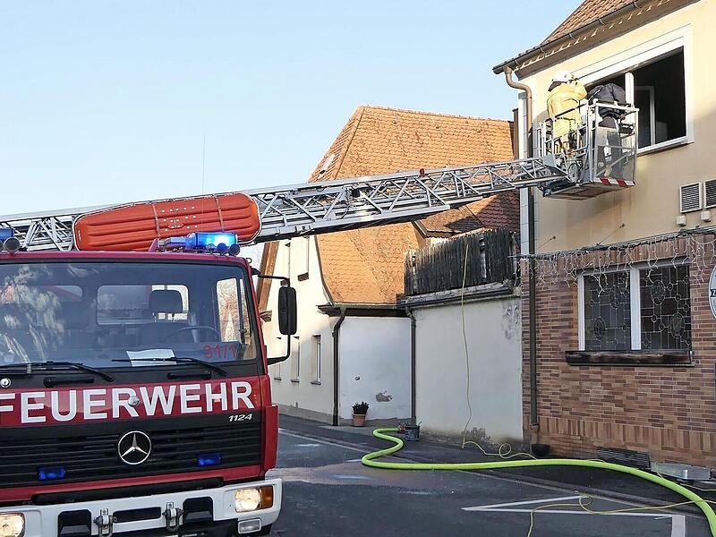 Bei den L&ouml;scharbeiten war der Einsatz der Drehleiter n&ouml;tig.