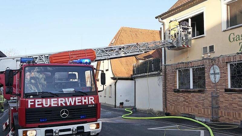 Bei den L&ouml;scharbeiten war der Einsatz der Drehleiter n&ouml;tig.