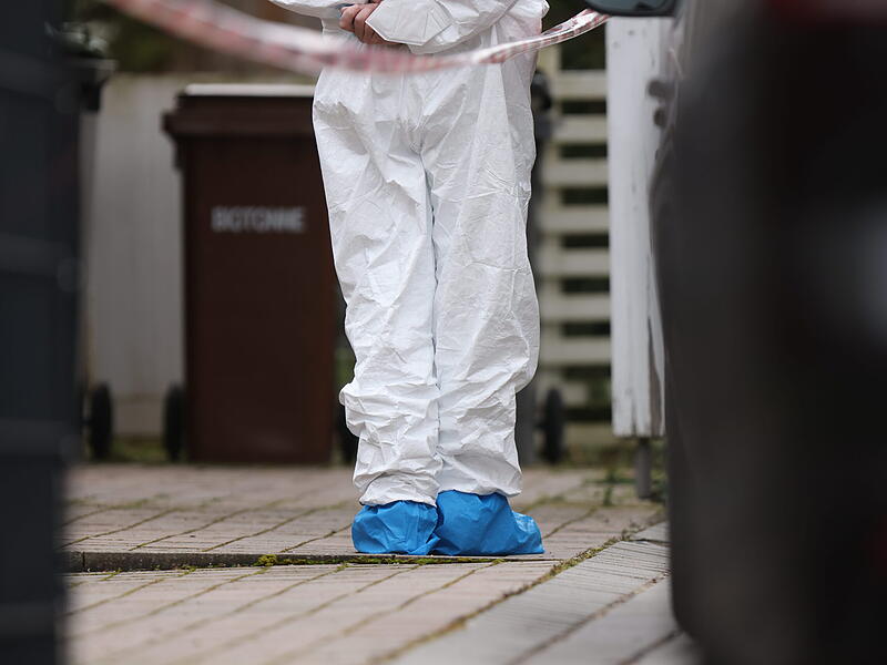 Familiendrama in Mittelfranken: Junge (17) tötet Schwester (14) und verletzt Mutter (41) schwer - Zeugen hörten Schreie und verständigten die Polizei - Tatverdächtiger bei Fahndungsmaßnahmen in Tatortnähe festgenommen - Umfangreiche Spurensicherungsmaßnahmen - Blutspuren am Fensterrahmen und zum Nachbarhaus führend - Hintergründe des Verbrechens noch unklar - Ermittlungsrichter soll am Samstag über Haftfrage entscheidenFamiliendrama in Weisendorf: Bilder zeigen die Ermittler vor Ort