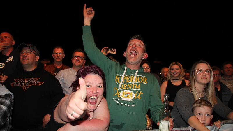 Die Fans bei der Motorradsternfahrt waren begeistert vom fetzigen Hardrock der Gruppe „Bonfire“.