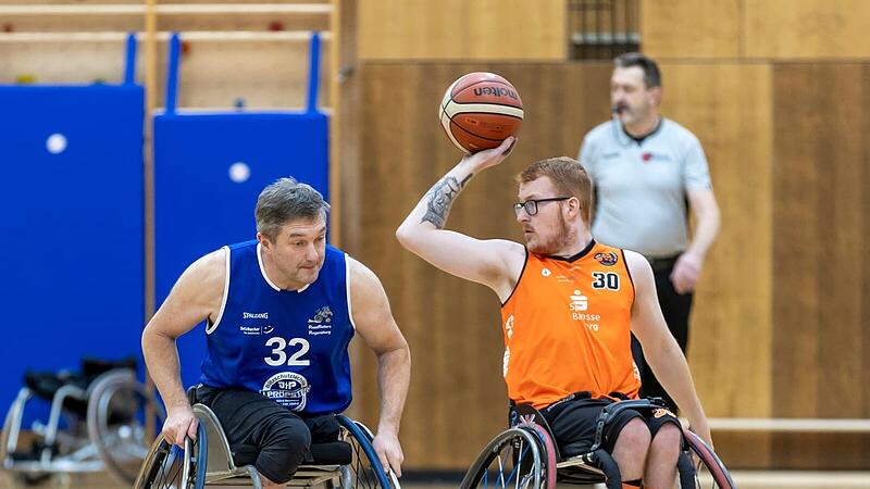 Louis Telford (rechts) spielt seit November 2024 Rollstuhlbasketball in Deutschland.