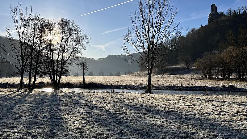 Wiesenttal mit Ruine Neideck in der Wintersonne.Forchheim & Fr&auml;nkische Schweiz