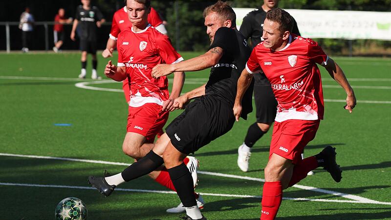 Stockheims zweifacher Torschütze Johannes Wittmann (schw.) ist von Dominik Portner vom FC Kronach nicht zu stoppen, kommt zum Torschuss und erzielt dabei den Führungstreffer. Stockheims zweifacher Torschütze Johannes Wittmann (schw.) ist von Dominik Portner vom FC Kronach nicht zu stoppen, kommt zum Torschuss und erzielt dabei den Führungstreffer.