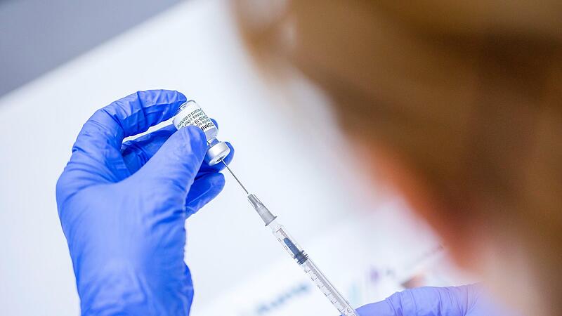 Im Impfzentrum in Zeil wird eine Spritze mit einem Vakzin gegen Covid-19 aufgezogen. Im Impfzentrum in Zeil wird eine Spritze mit einem Vakzin gegen Covid-19 aufgezogen.