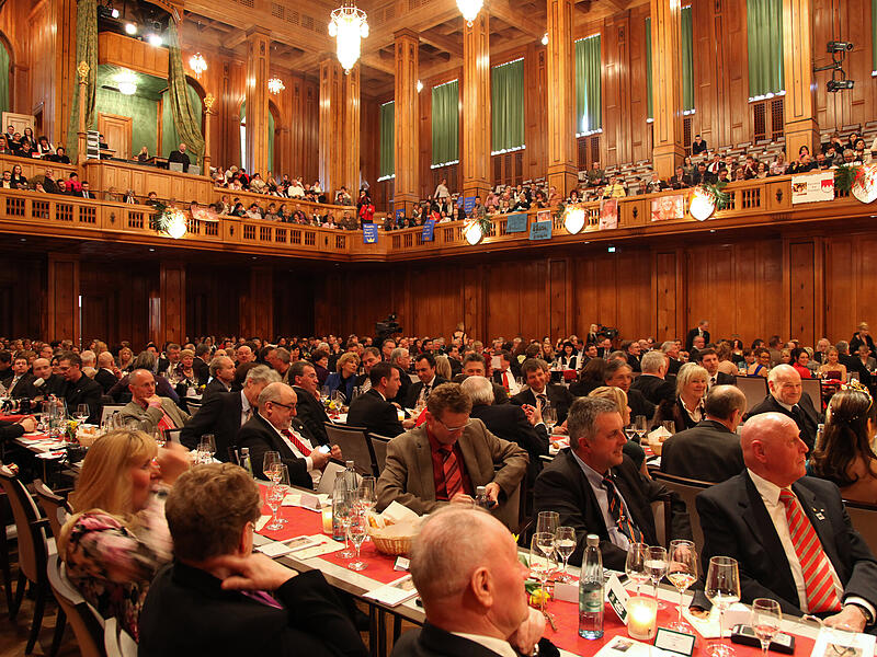 Bereits im Jahr 2010 wurde im Max- Littmann-Saal die Wahl zur neuen Weinkönigin veranstaltet. Bereits im 2010 wurde im Max- Littmann-Saal die Wahl zur neuen Weinkönigin veranstaltet.