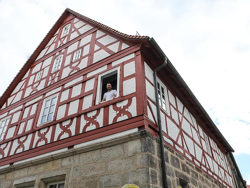 Aus einer Scheune wurde ein Haus mit drei Wohnungen – in der Mitte wohnt Eichinger mit seiner Familie.Forchheim & Fränkische Schweiz Aus einer Scheune wurde ein Haus mit drei Wohnungen – in der Mitte wohnt Eichinger mit seiner Familie.Forchheim & Fränkische Schweiz