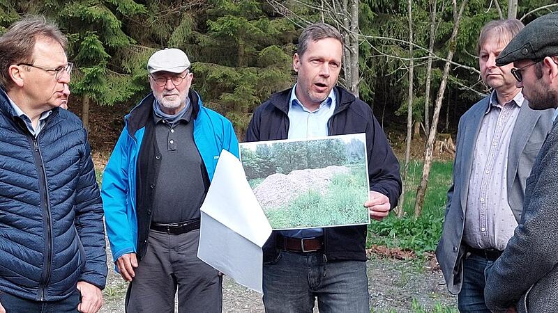 Der Abfall- und Umweltausschuss machte sich in Eila erst einmal ein Bild von der Bauschuttdeponie.