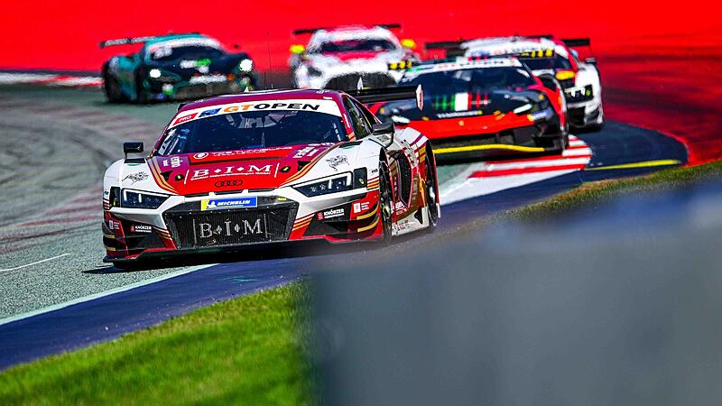 Der Eastalent-Audi von Christopher Haase und Simon Reicher (vorne) musste am Red-Bull-Ring gleich zwei Mal mit einem Reifenschaden an die Box.