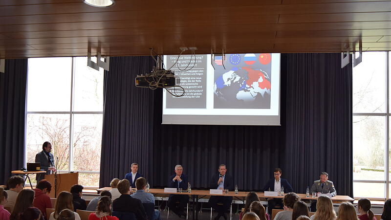 Über Krieg und Frieden diskutierten Schülerinnen und Schüler des Gymnasiums Alexandrinum mit vier Bundestagsabgeordneten und einem Vertreter der Bundeswehr.