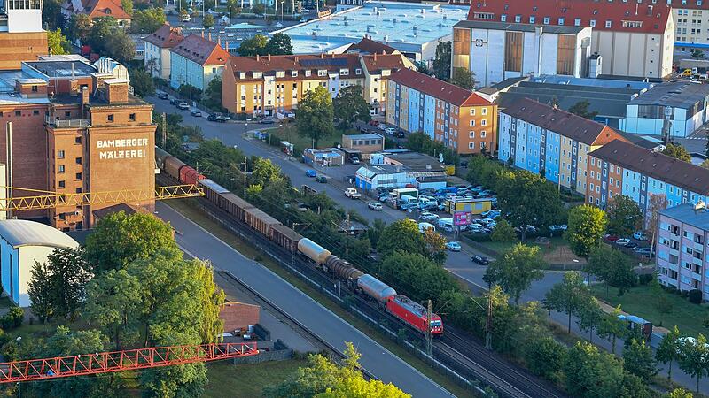 Der Blick in den S&uuml;den zeigt, wie nahe viele H&auml;user an der Gleisstra&szlig;e liegen. Sie d&uuml;rfen nun auf L&auml;rmschutz hoffen.