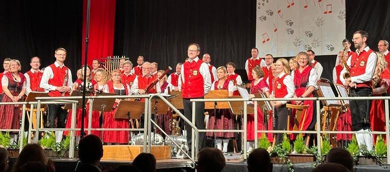 Die Jugend- und Trachtenkapelle Neunkirchen am Brand hat bei ihrem Weihnachtskonzert diesmal das Motto „Tänze“ gewählt.