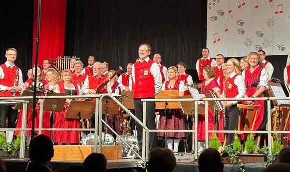 Die Jugend- und Trachtenkapelle Neunkirchen am Brand hat bei ihrem Weihnachtskonzert diesmal das Motto „Tänze“ gewählt. Die Jugend- und Trachtenkapelle Neunkirchen am Brand hat bei ihrem Weihnachtskonzert diesmal das Motto „Tänze“ gewählt.