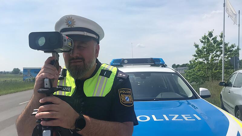 Polizist Bernd Bayer steht regelm&auml;&szlig;ig mit dem Handlaserger&auml;t am Stra&szlig;enrand so wie hier in der Rothenburger Stra&szlig;e in H&ouml;chstadt. Das Ziel: Unf&auml;lle durch &uuml;berh&ouml;hte Geschwindigkeit verhindern.