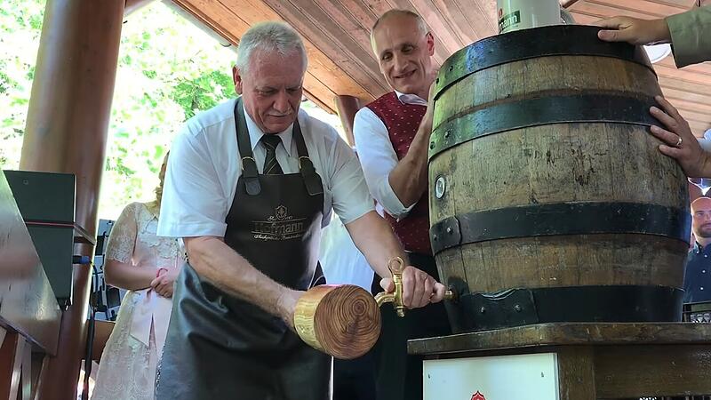 Klaus Meier, Bürgermeister in Neustadt an der Aisch, sticht das erste Fass der Kirchweih an. Klaus Meier, Bürgermeister in Neustadt an der Aisch, sticht das erste Fass der Kirchweih an.