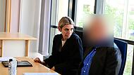 Rechtsanw&auml;ltin Carolin Redai aus Bamberg im Gespr&auml;ch mit dem Angeklagten.