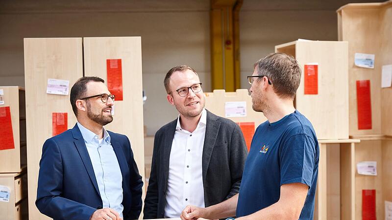 Mario Wilhelm (links), Geschäftsführer der Haba-Familygroup, im Gespräch mir Benjamin Kuttner (Mitte) und Fertigungsmitarbeiter Candy Schubarth.