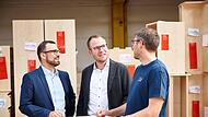 Mario Wilhelm (links), Geschäftsführer der Haba-Familygroup, im Gespräch mir Benjamin Kuttner (Mitte) und Fertigungsmitarbeiter Candy Schubarth.
