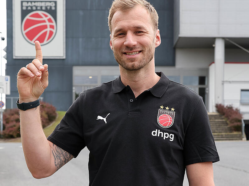 Bamberg Baskets - Headcoach Anton Gavel Anton Gavel vor seinem alten und neuen Wohnzimmer, der Brose-Arena.