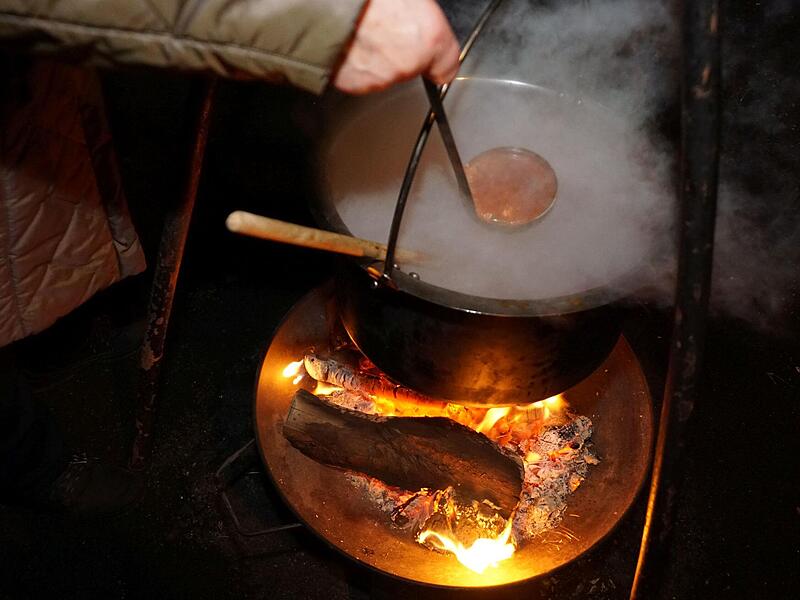 Die Historische Stadtwache Franken bot im Innenhof vom Rathaus eine wärmende Gulaschsuppe feil. Die Historische Stadtwache Franken bot im Innenhof vom Rathaus eine wärmende Gulaschsuppe feil.