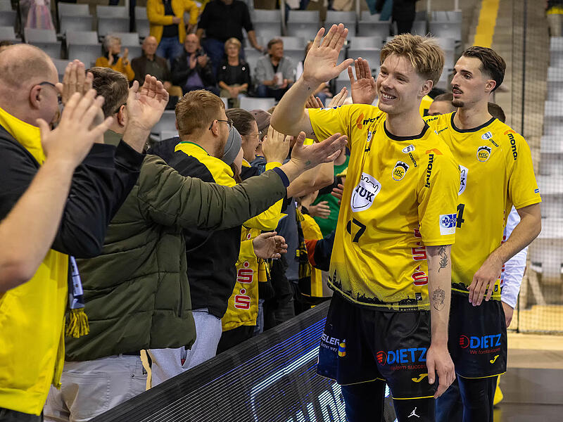 Abklatschen mit den Fans: Jesper Schmidt verl&auml;ngert seinen Vertrag beim HSC Coburg.