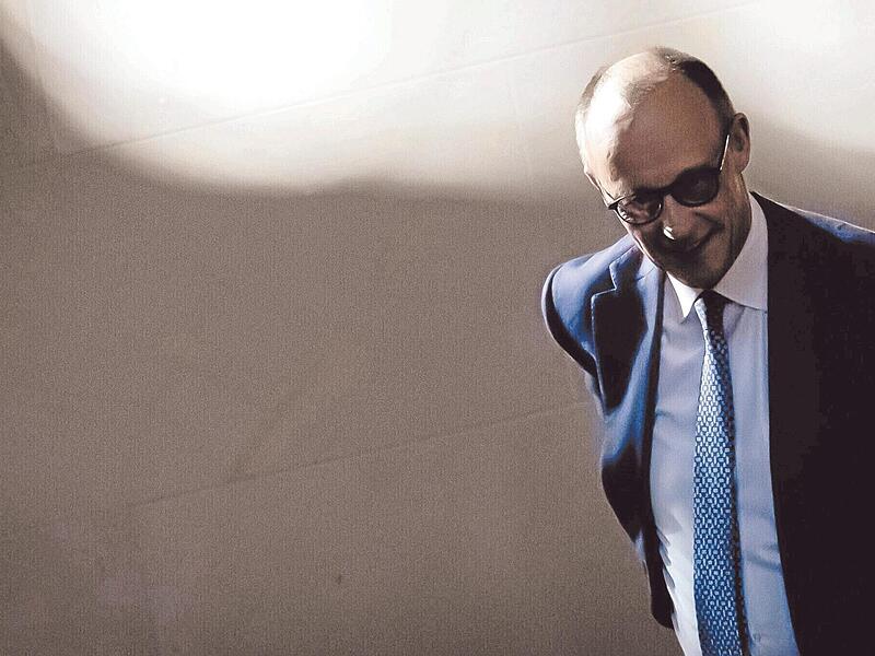 Bundeskanzler Friedrich Merz muss nicht nur mit der Kritik vieler Wählerinnen und Wähler umgehen, sondern auch mit Spekulationen aus der eigenen Partei. Bundeskanzler Friedrich Merz muss nicht nur mit der Kritik vieler Wählerinnen und Wähler umgehen, sondern auch mit Spekulationen aus der eigenen Partei.