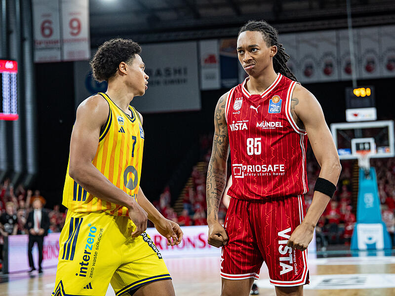 Im vierten Halbfinalspiel gegen Alba Berlin spielte Austin Crowley (r.) mit den Muskeln. Im vierten Halbfinalspiel gegen Alba Berlin spielte Austin Crowley (r.) mit den Muskeln.