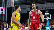 Im vierten Halbfinalspiel gegen Alba Berlin spielte Austin Crowley (r.) mit den Muskeln. Im vierten Halbfinalspiel gegen Alba Berlin spielte Austin Crowley (r.) mit den Muskeln.