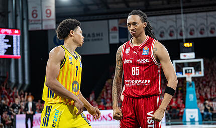 Im vierten Halbfinalspiel gegen Alba Berlin spielte Austin Crowley (r.) mit den Muskeln.