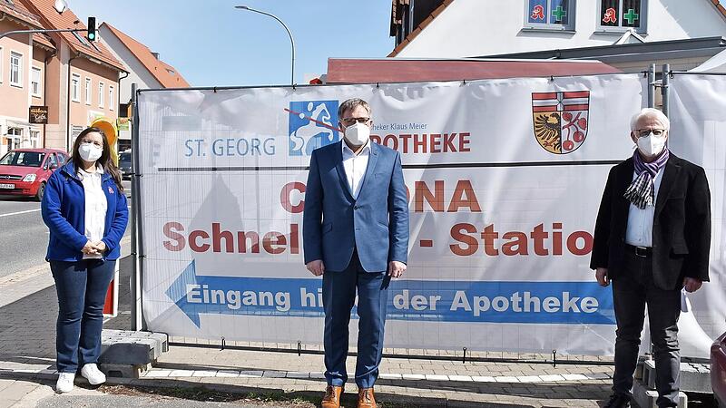 Das Schnelltestzentrum in Igensdorf befindet sich direkt an der Bundesstraße, Anita Kawala (in der Apotheke angestellt), Bürgermeister Edmund Ulm und Apotheker Klaus Meier (v. l.) freuen sich bei der Eröffnung.