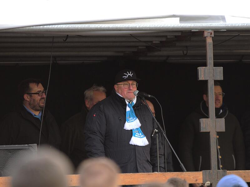 Der Protestzug erreicht Hausen - Kundgebung am PilatushofDer Protestzug erreicht Hausen - Kundgebung am Pilatushof Der Protestzug erreicht Hausen - Kundgebung am PilatushofDer Protestzug erreicht Hausen - Kundgebung am Pilatushof