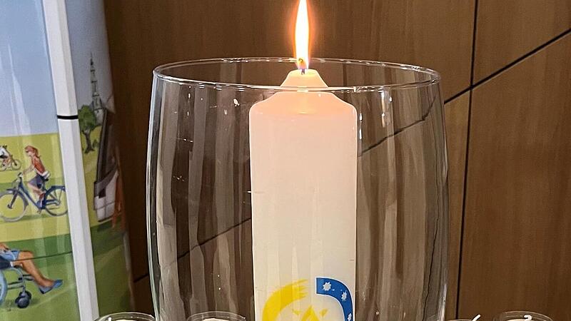 Das Friedenslicht leuchtet im Rathaus.