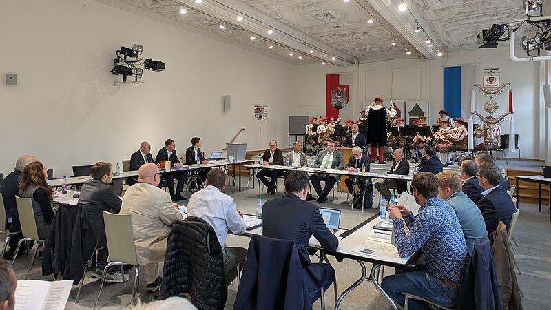 Der neue Stadtrat kam am 12. Mai zusammen, zur Feier des Abends spielte ein Teil des Jugendblasorchesters.