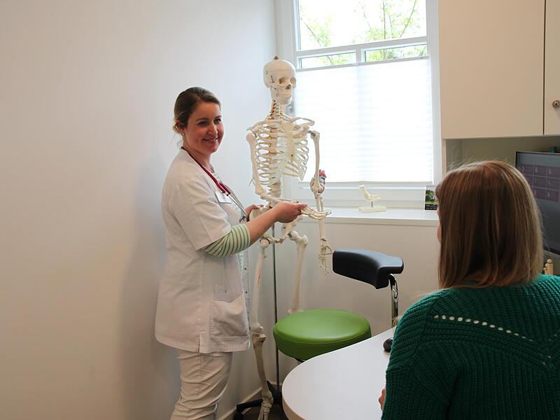 Haus&auml;rztin Christina Holleber-Sobtzick erkl&auml;rt einer Patientin ihr weiteres Vorgehen.