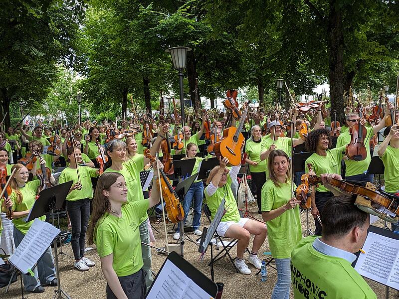 Zum Abschluss des Symphonic Mob 2024 hielten alle Musiker die Instrumente in die Luft.