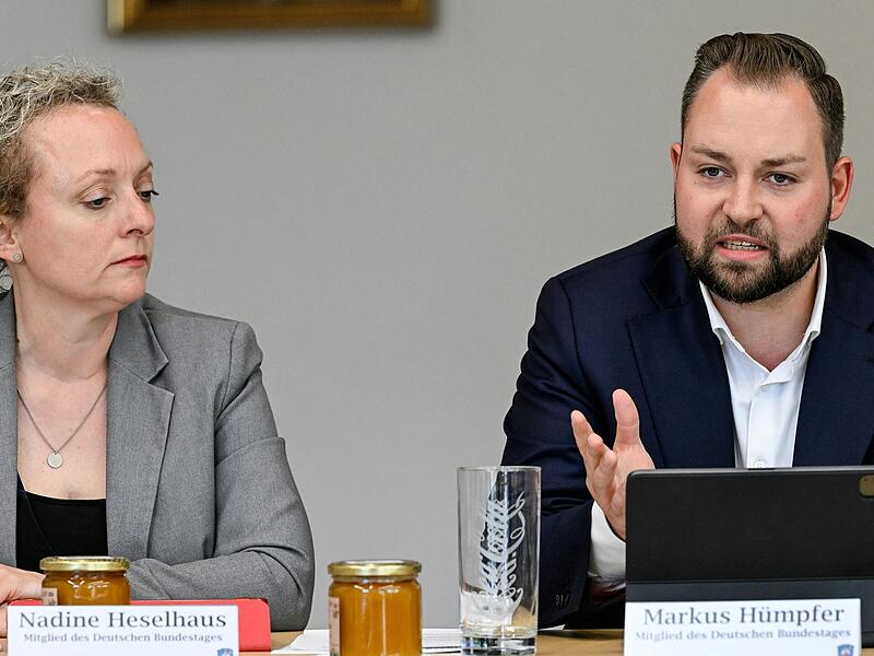 Sie nehmen die Vorschläge der Vereinigung Asketa mit in die Regierungsfraktion: die SPD-Bundestagsabgeordneten Nadine Heselhaus (Borken, links) und Markus Hümpfer (Schonungen). Sie nehmen die Vorschläge der Vereinigung Asketa mit in die Regierungsfraktion: die SPD-Bundestagsabgeordneten Nadine Heselhaus (Borken, links) und Markus Hümpfer (Schonungen).