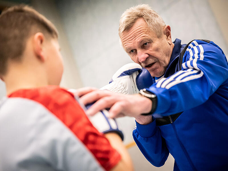 Willy Kastner steht auch mit 79 Jahren noch regelmäßig beim Boxtraining des ATS in der Halle. Willy Kastner steht auch mit 79 Jahren noch regelmäßig beim Boxtraining des ATS in der Halle.